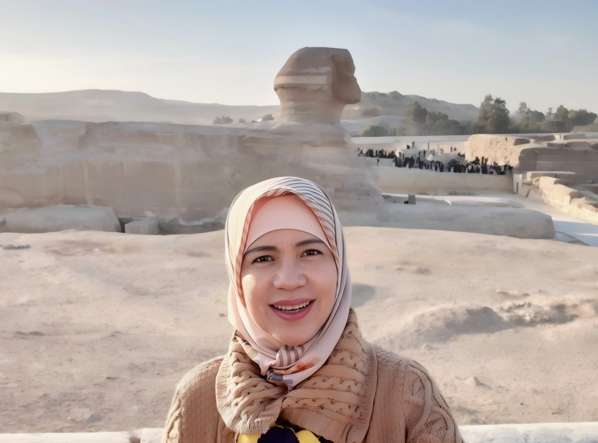 Yuk Feby berpose dengan latar belakang patung Sphinx yang megah di Mesir, dokumentasi Spektra Arunika.